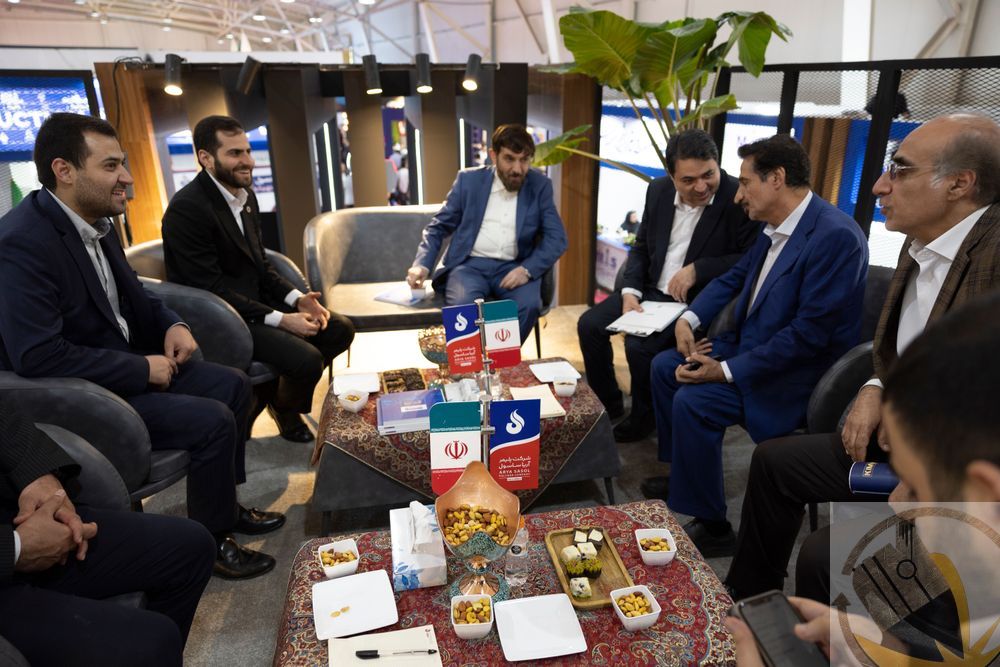 بازدید رئیس گروه اقتصادی دفتر مقام معظم رهبری و دبیرکل انجمن صنفی کارفرمایی پتروشیمی از غرفه آریاساسول