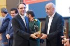 در نخستین دوره جشنواره ملی نشان اقتصاد مقاومتی صورت گرفت؛ نشان ملی اقتصاد مقاومتی در دستان فولاد کاوه جنوب کیش