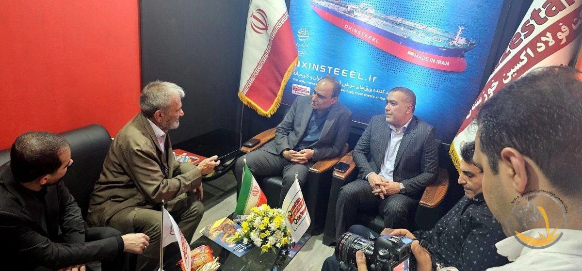 گفتگوی صمیمانه مدیرعامل شرکت فولاد اکسین با دو تن از پیشکسوتان رسانه در نمایشگاه هفته دولت