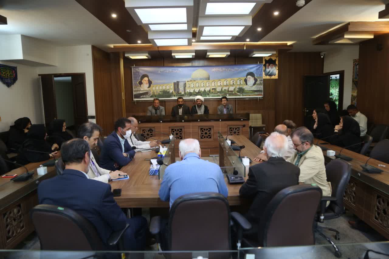 شکوهی‌مقدم در جمع رسانه‌ها: بر دستان پر تلاش کارگران ذوب‌آهن بوسه می‌زنم
