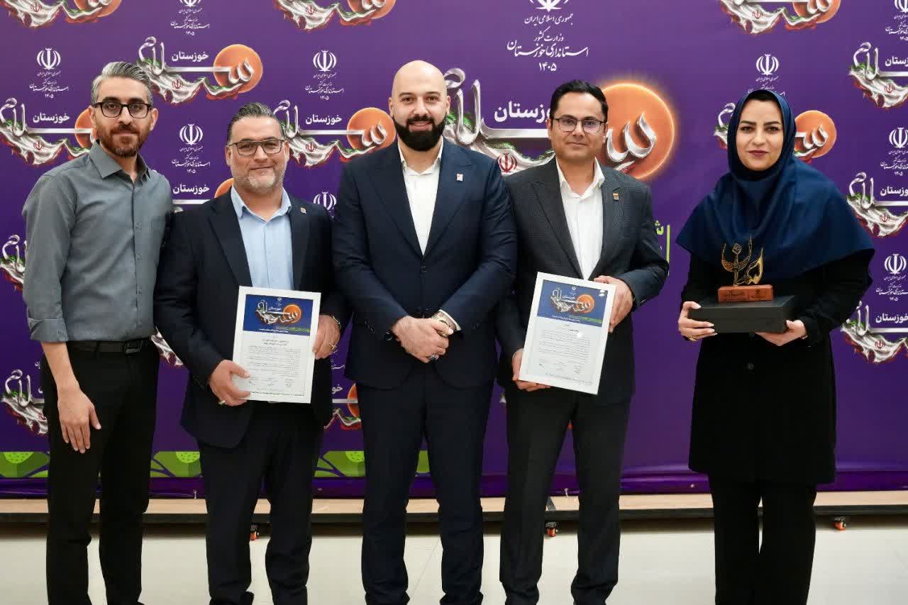 اهدای دو تندیس جشنواره سلام به مدیر روابط عمومی شرکت فولاد خوزستان