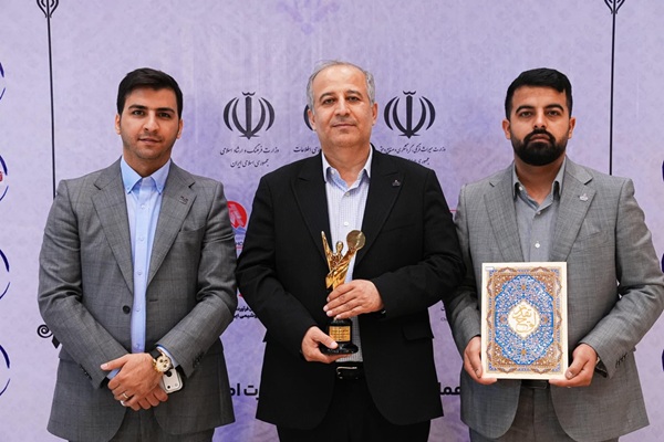 تندیس زرین «چهرههای نامی صنعت و اقتصاد کشور» بر دستان مدیرعامل پتروشیمی فنآوران؛ تجلی استراتژی تابآوری و تداوم تولید