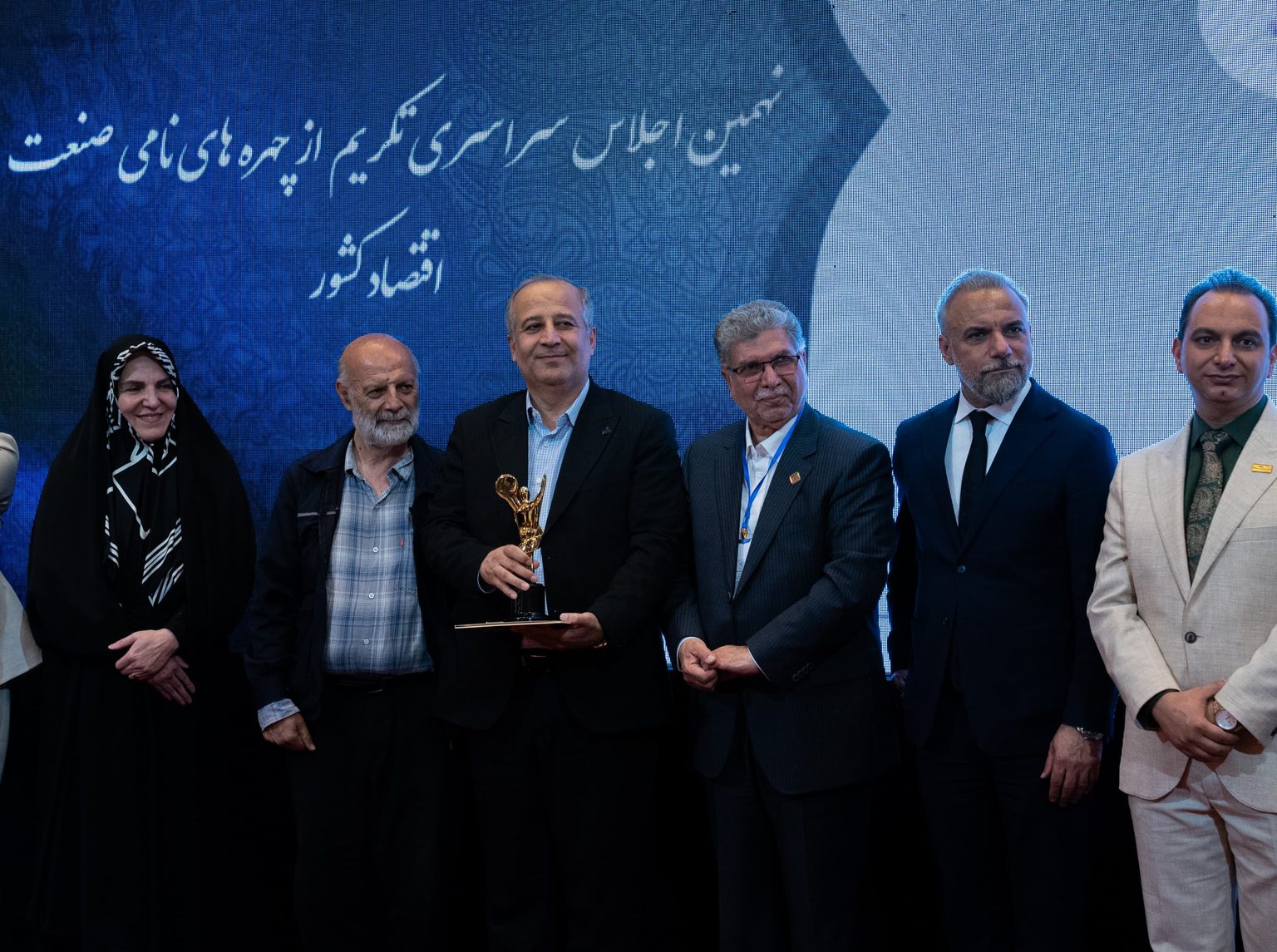 مدیرعامل پتروشیمی فن‌آوران ماهشهر تندیس زرین چهره‌های نامی صنعت و اقتصاد کشور را دریافت کرد